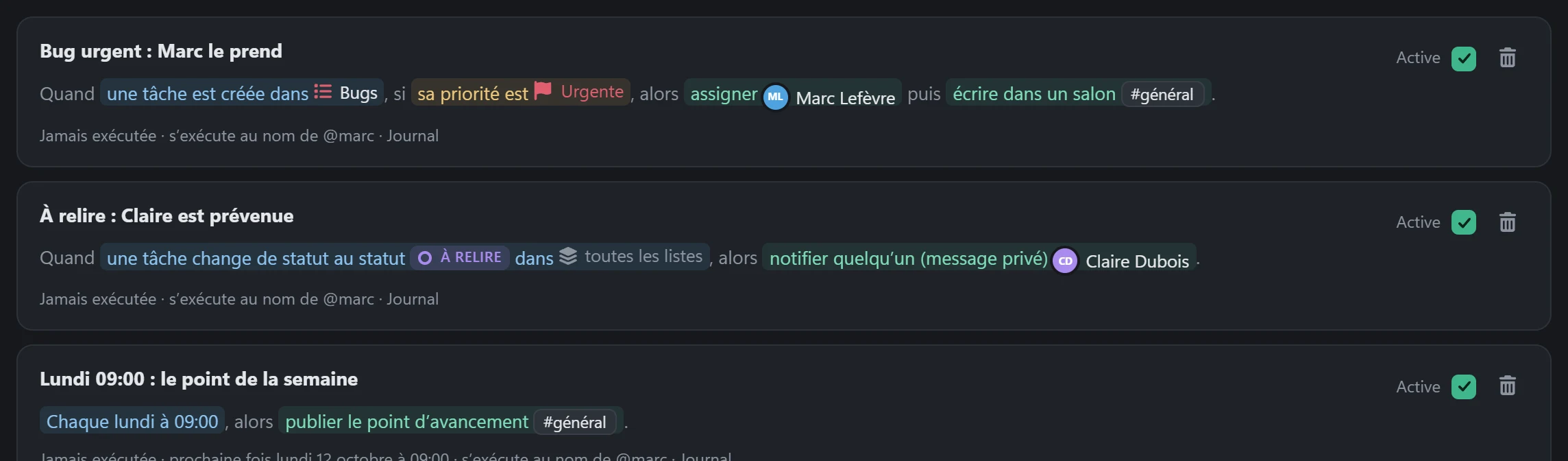 Trois règles de l’espace Atelier Vélo, lues comme des phrases : quand une tâche est créée dans Bugs, si sa priorité est urgente, alors assigner Marc Lefèvre puis écrire dans un salon ; quand une tâche passe à relire, notifier Claire Dubois ; chaque lundi à 09:00, publier le point d’avancement.